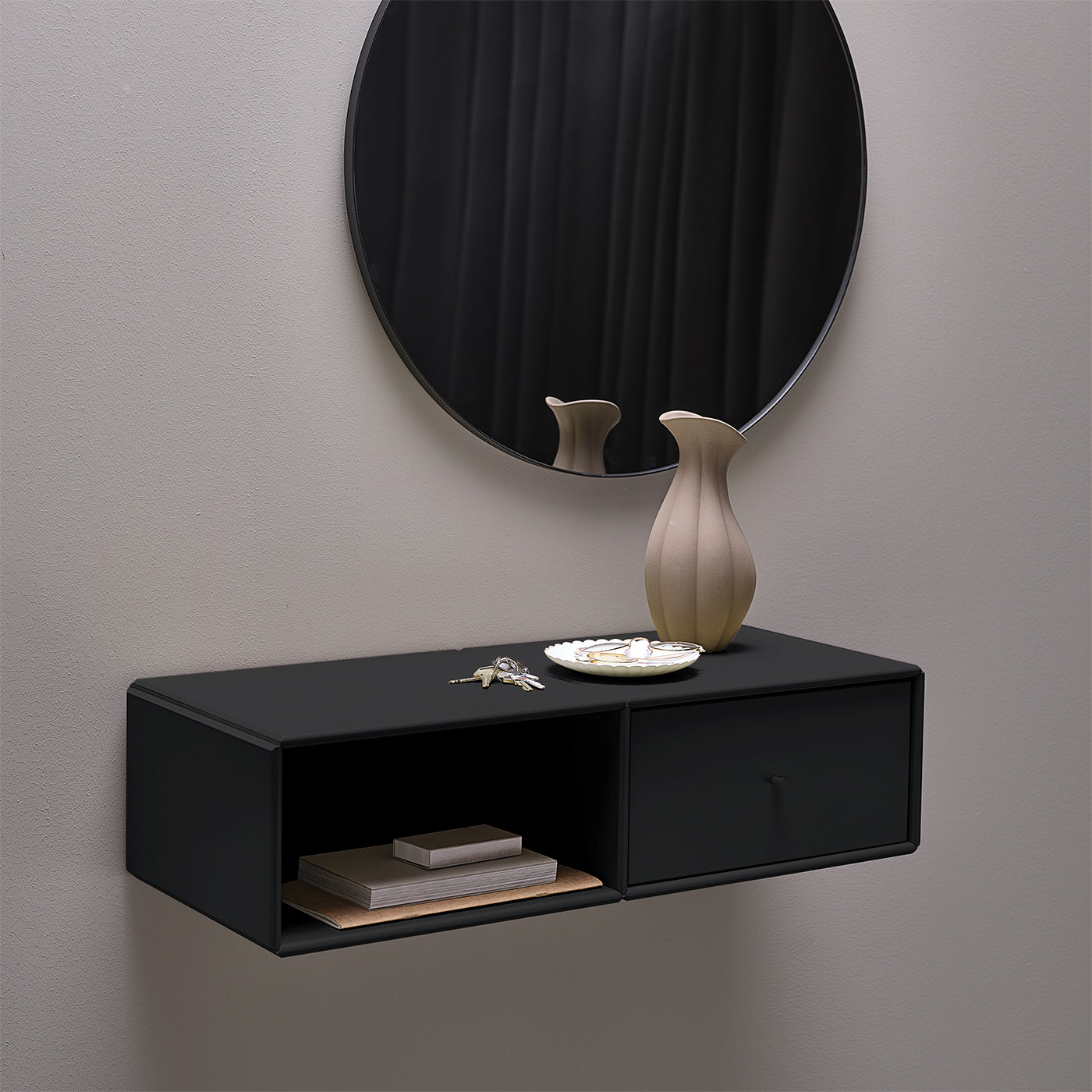 Sort Aspen skænk i minimalistisk design, 78x20 cm, placeret mod hvid væg i moderne rum