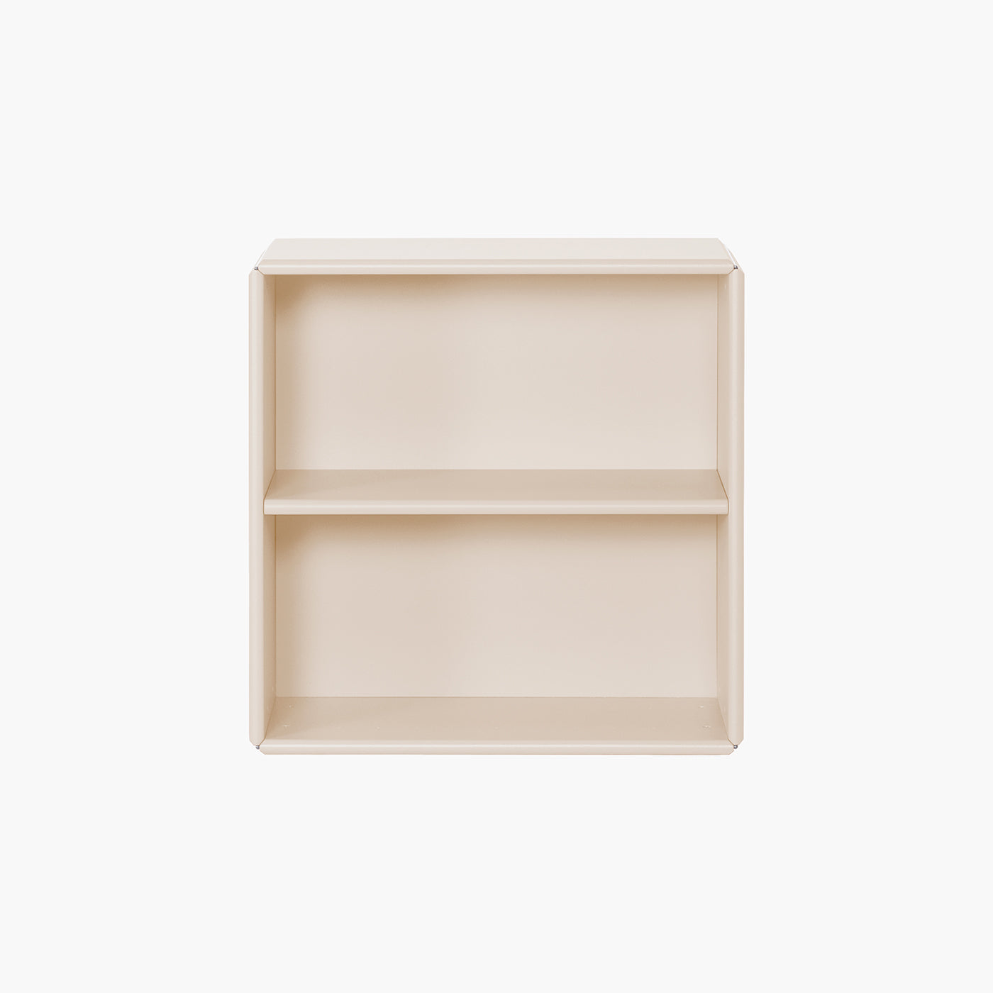 Charlotte vægreol i sandfarvet træ med en hylde, monteret på hvid væg i minimalistisk miljø.