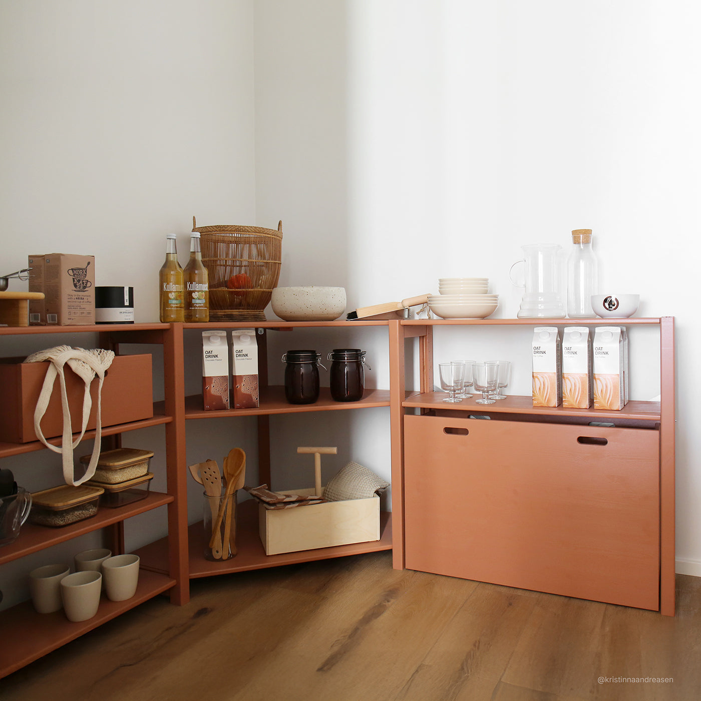 Dybdal hjørnereol - Rusty med opbevaringskasse | 164x80 cm