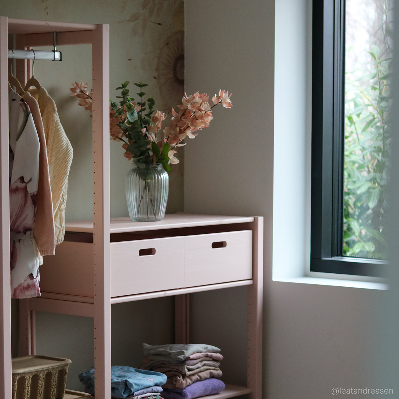 Knuden reol - Blush | med 3 opbevaringskasser 125x179 cm