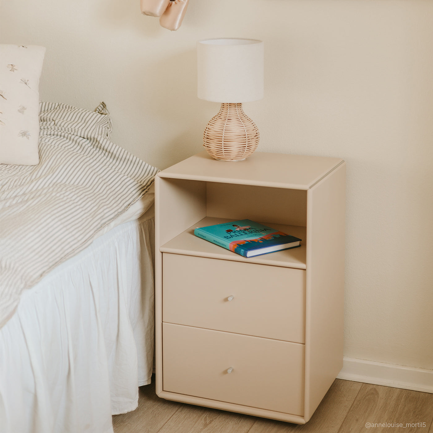 Joliet natbord - Sand | med 2 skuffer 40x60 cm