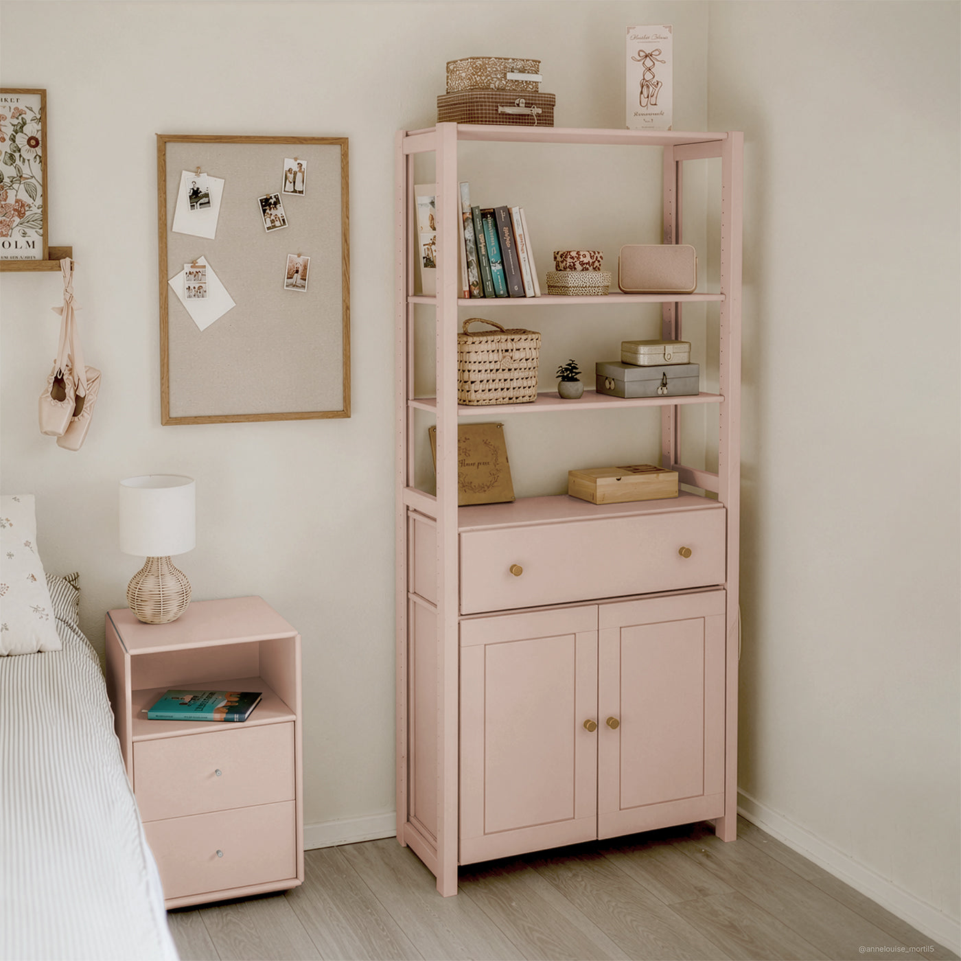 Øland reol - Blush m. 2 låger og 1 skuffe | 83x179 cm