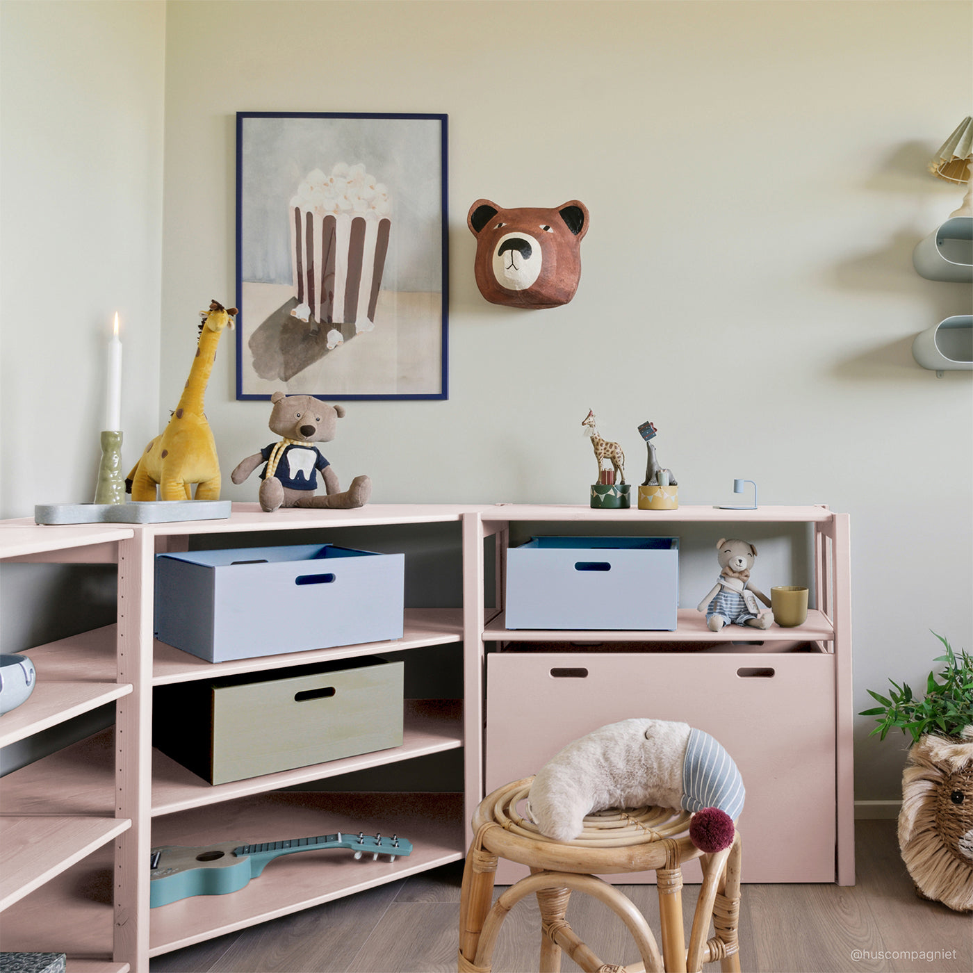 Dybdal hjørnereol - Blush med opbevaringskasse | 164x80 cm