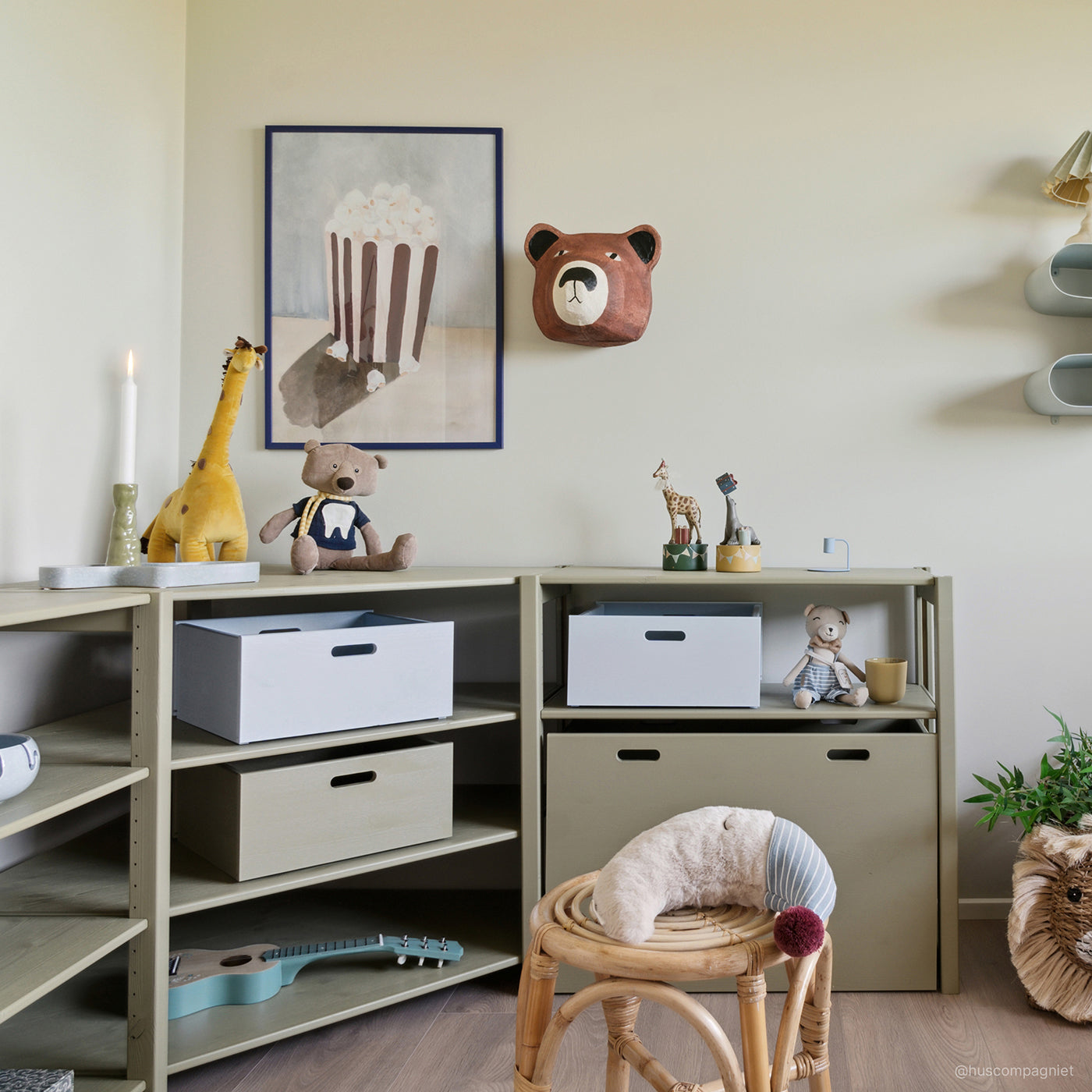 Dybdal hjørnereol - Olive med opbevaringskasse | 164x80 cm