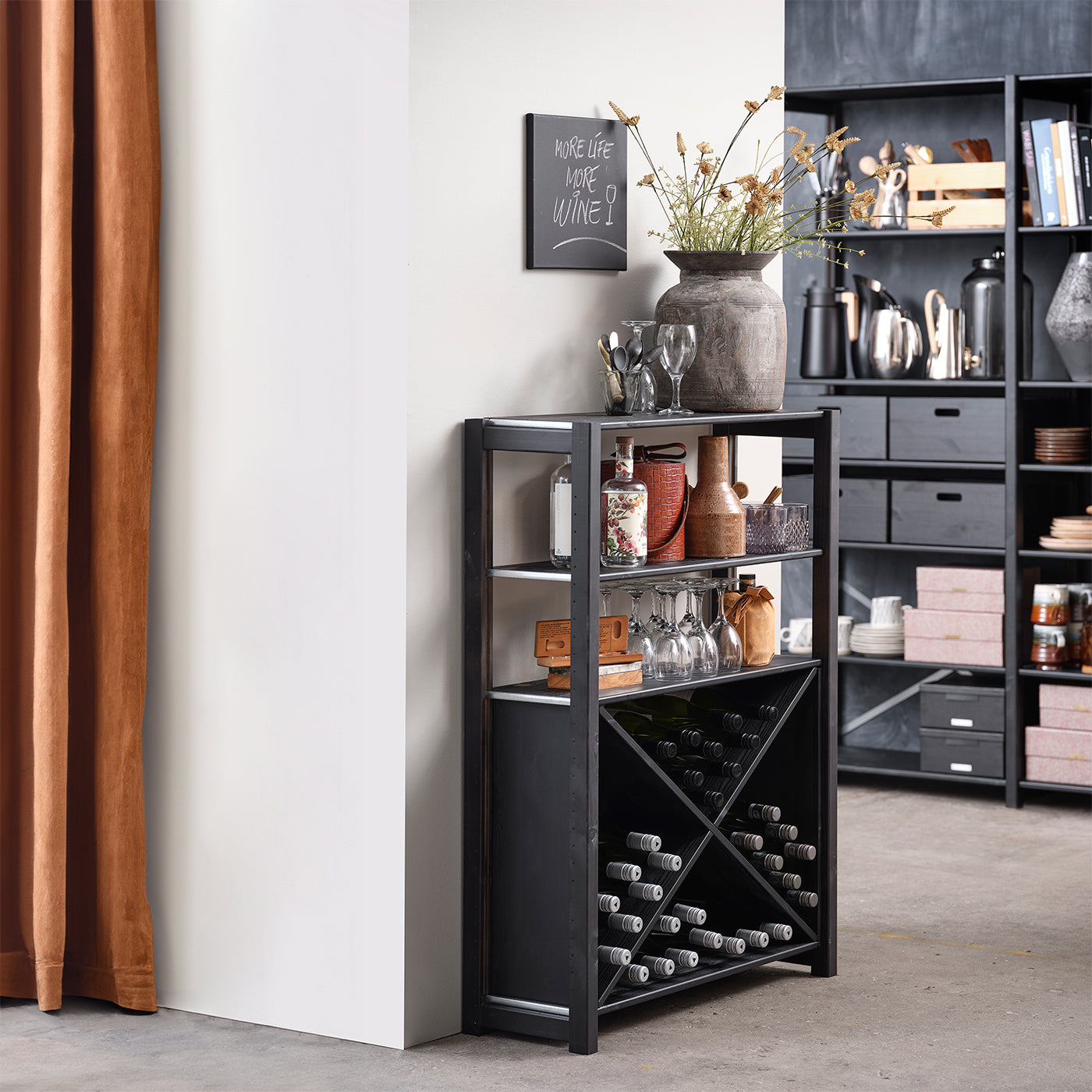Vilsund vinreol - Sort - | 83 x 116 cm