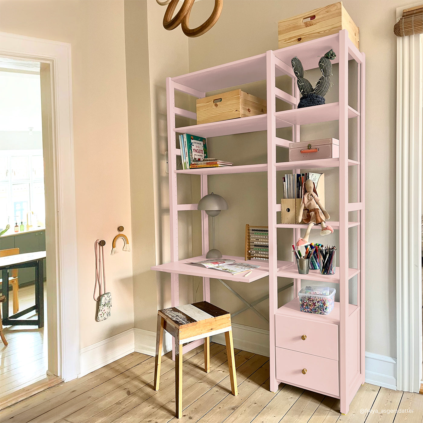 Astrup stigereol - Blush | med skrivebord, 2 skuffer