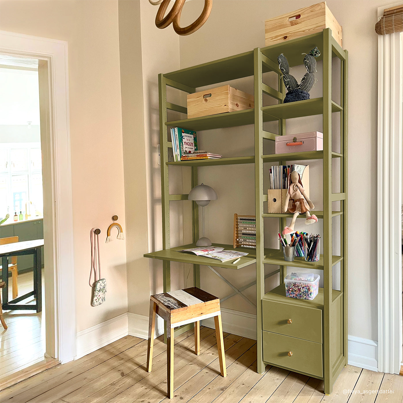 Astrup stigereol - Olive | med skrivebord, 2 skuffer
