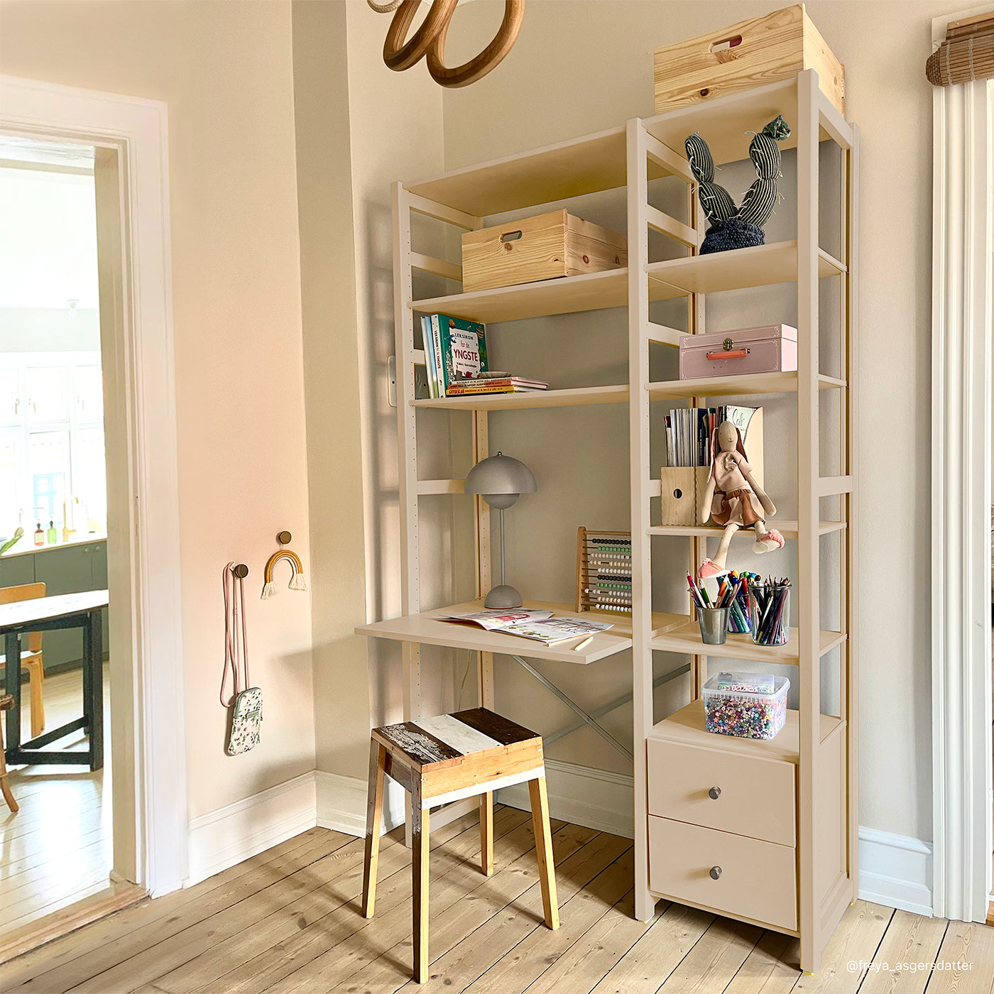 Astrup stigereol - Sand | med skrivebord, 2 skuffer