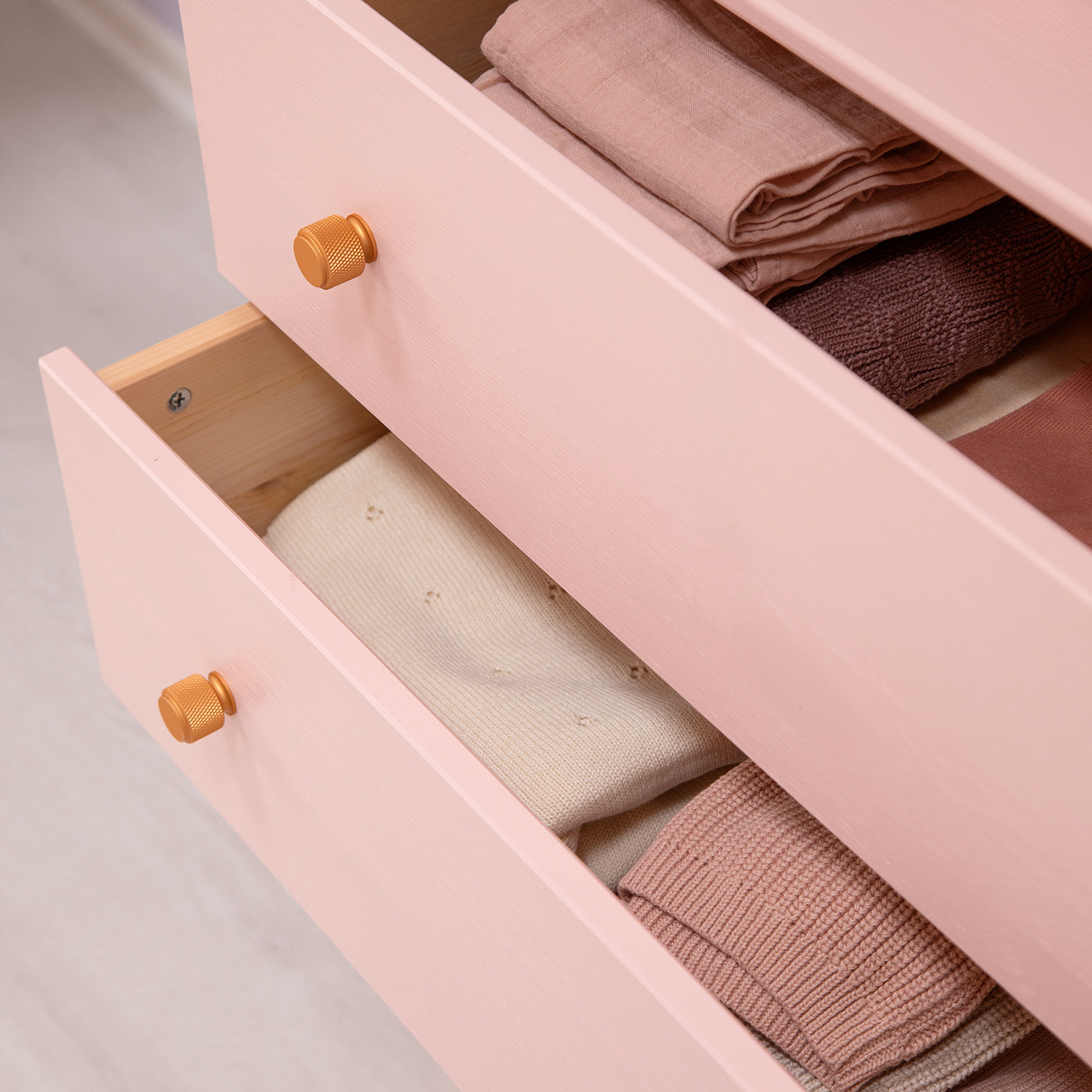 Vigsø kommode - Blush - 5 skuffer | 83x117 cm