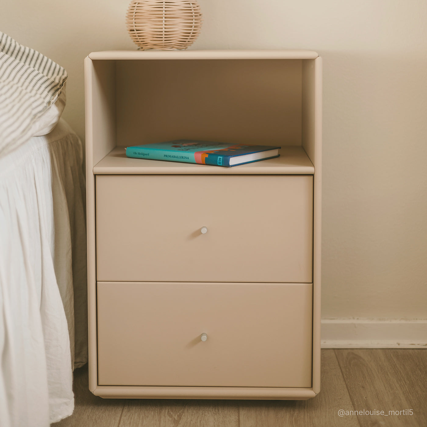 Joliet natbord - Sand | med 2 skuffer 40x60 cm