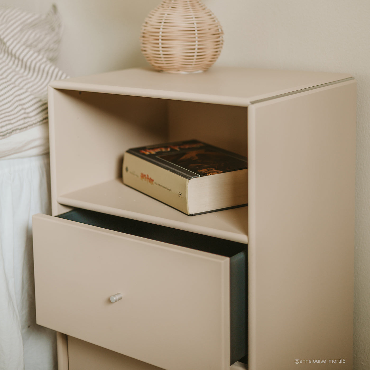 Joliet natbord - Sand | med 2 skuffer 40x60 cm