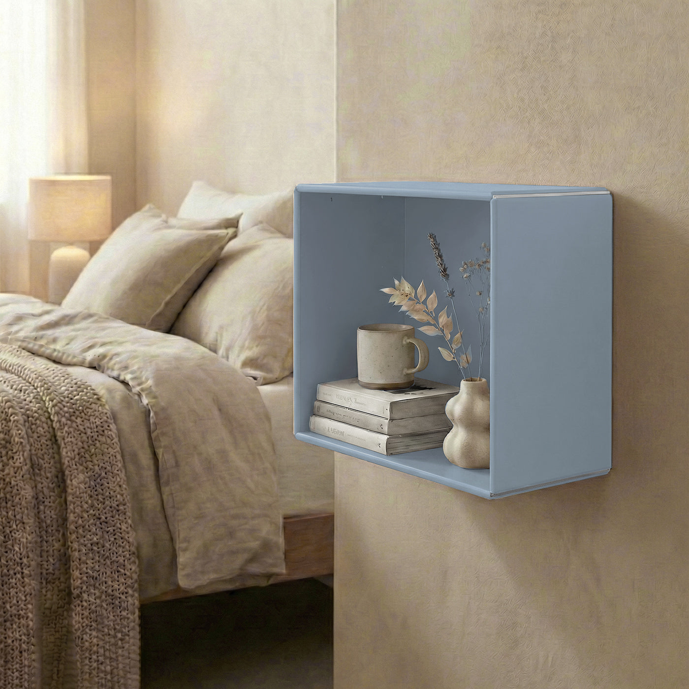 Charleston vægreol i Himalayan Blue monteret på væg i moderne stue med dekorative elementer og planter.