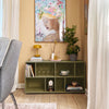 Palm Springs Olive reol 117x61 cm i stue med blå væg og to stole i miljøet